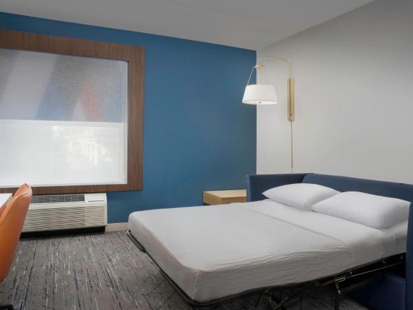 Holiday Inn Express & Suites Pittsburgh North Shore, an IHG Hotel : photo 6 de la chambre chambre lit king-size exécutive avec canapé-lit