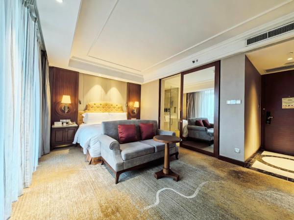 DoubleTree by Hilton Ningbo - Chunxiao : photo 2 de la chambre chambre lit king-size avec balcon