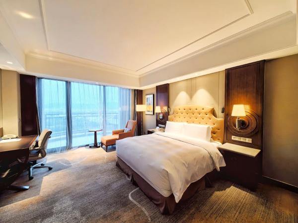 DoubleTree by Hilton Ningbo - Chunxiao : photo 2 de la chambre chambre lit king-size avec balcon - accessible aux personnes à mobilité réduite