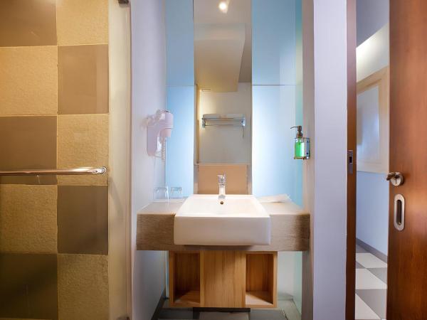 THE 1O1 Yogyakarta Tugu : photo 5 de la chambre deluxe double or twin room balcony with pool view