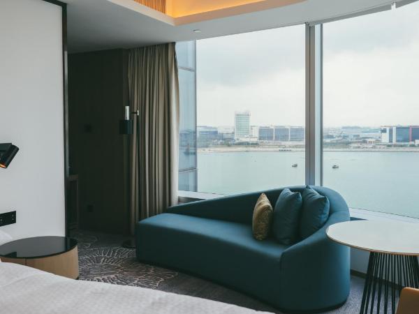 Four Points by Sheraton Hong Kong, Tung Chung : photo 1 de la chambre suite exécutive avec 1 lit king-size - vue sur océan