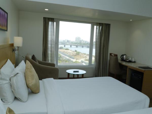 Sarovar Portico Rivera Ahmedabad : photo 2 de la chambre superior room - 2 single beds (15% discount on food and soft beverage)