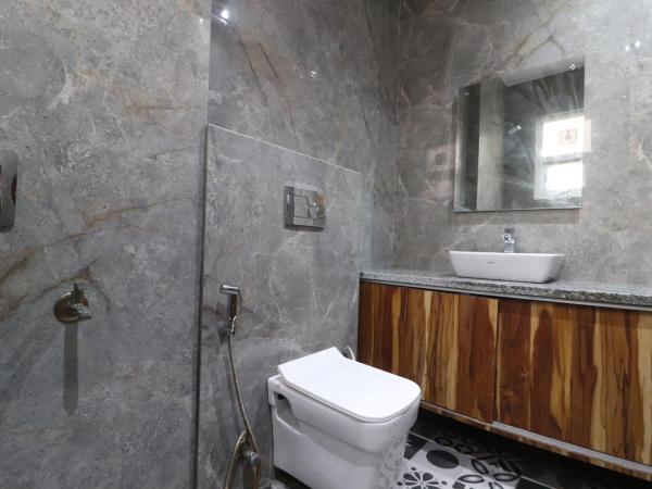 Twamev couple Friendly Rajouri garden by The Arrow : photo 2 de la chambre chambre double avec salle de bains privative