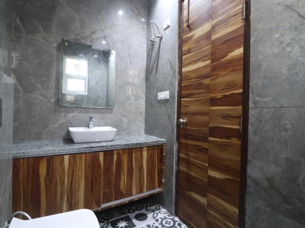 Twamev couple Friendly Rajouri garden by The Arrow : photo 3 de la chambre chambre double avec salle de bains privative