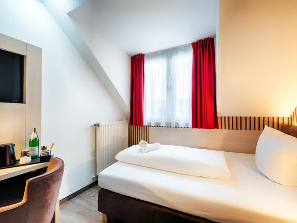 Home Hotel : photo 4 de la chambre grande chambre simple