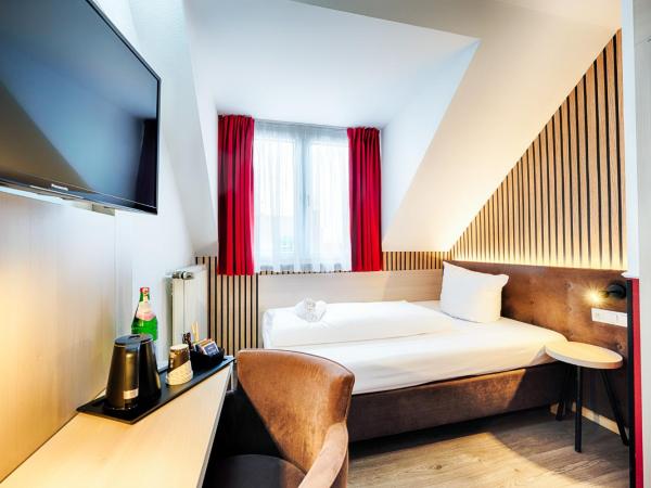 Home Hotel : photo 3 de la chambre grande chambre simple