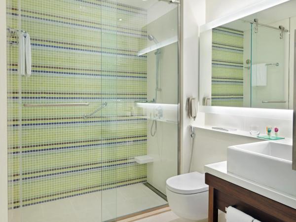 Hyatt Place Dubai Baniyas Square : photo 1 de la chambre chambre lit king-size avec canapé-lit