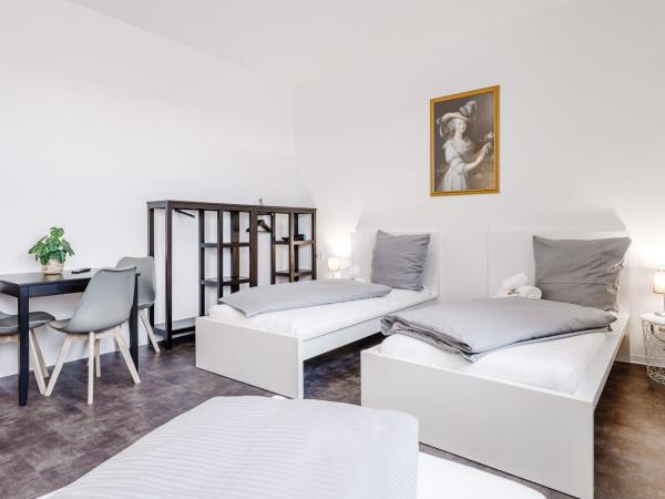 MidTown Nuernberg : photo 1 de la chambre chambre triple avec salle de bains commune