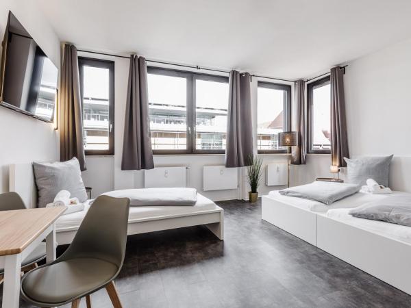 MidTown Nuernberg : photo 5 de la chambre chambre triple avec salle de bains commune