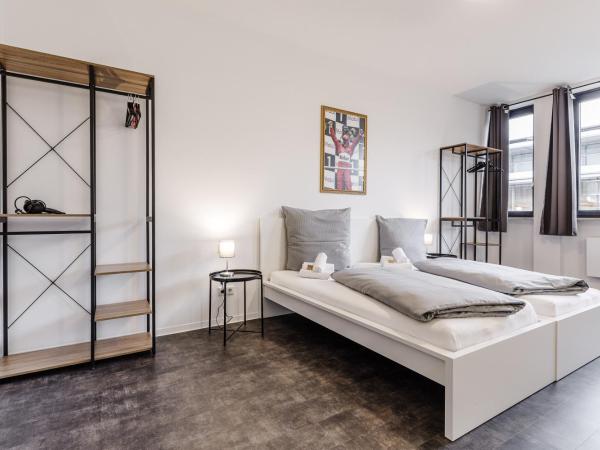 MidTown Nuernberg : photo 4 de la chambre chambre double ou lits jumeaux avec salle de bains commune