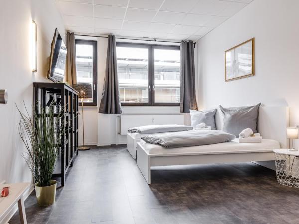 MidTown Nuernberg : photo 2 de la chambre chambre double ou lits jumeaux avec salle de bains commune