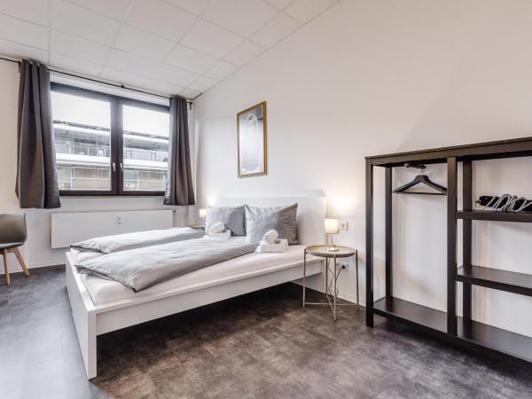 MidTown Nuernberg : photo 3 de la chambre chambre double ou lits jumeaux avec salle de bains commune