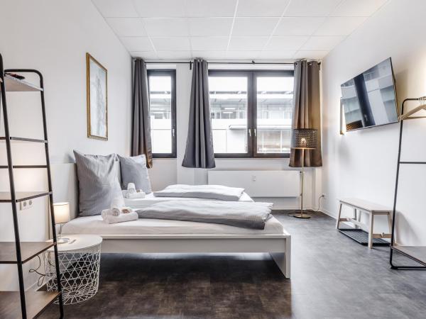 MidTown Nuernberg : photo 1 de la chambre chambre double ou lits jumeaux avec salle de bains commune