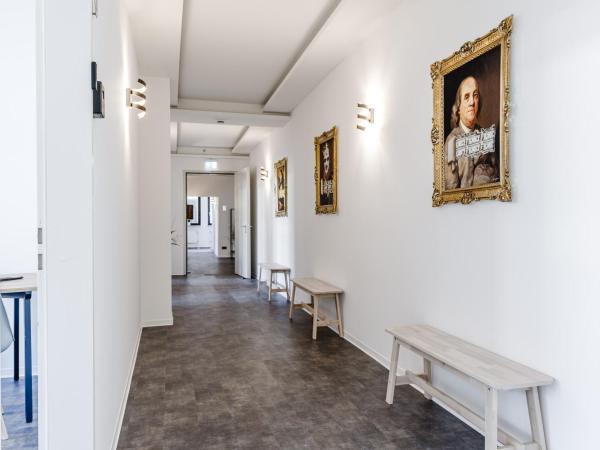 MidTown Nuernberg : photo 2 de la chambre chambre double ou lits jumeaux avec salle de bains commune