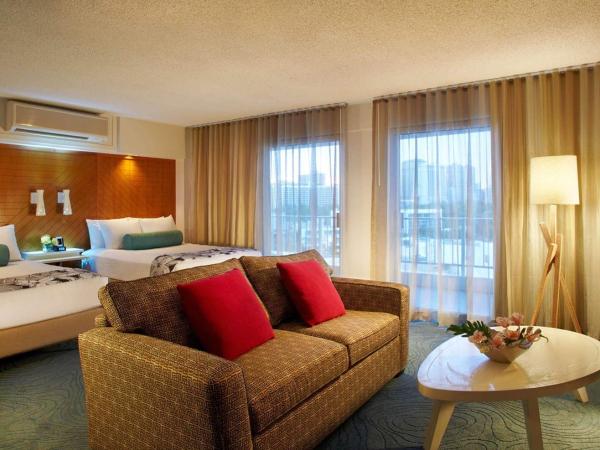 Oasis Hotel Waikiki : photo 1 de la chambre junior suite two double beds + sofa bed with kitchenette