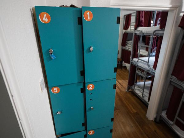 St Christopher's Inn Camden : photo 1 de la chambre lit dans un dortoir mixte de 12 lits avec salle de bains commune