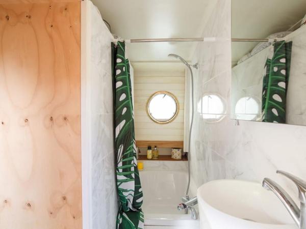 Slash Arts houseboat on secluded mooring in central London : photo 2 de la chambre maison de vacances