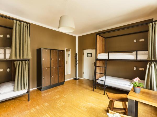 Five Reasons Hostel & Hotel : photo 1 de la chambre lit simple dans dortoir à 6 lits