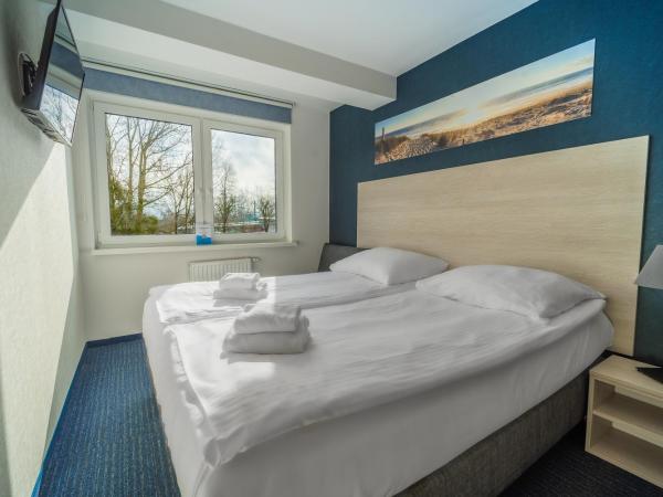 AQUA HOUSE : photo 2 de la chambre chambre double avec lit d'appoint