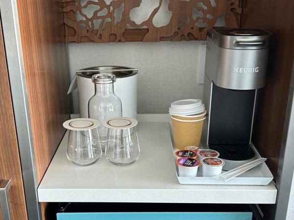 LUMA Hotel San Francisco - #1 Hottest New Hotel in the US 2023 : photo 1 de la chambre chambre lit king-size deluxe