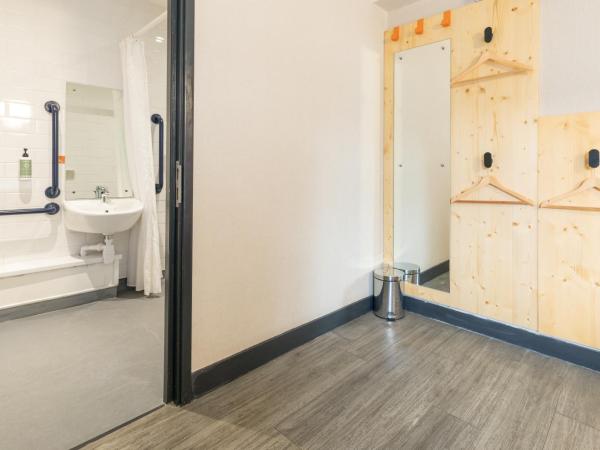 easyHotel Glasgow City : photo 8 de la chambre chambre double - accessible aux personnes à mobilité réduite