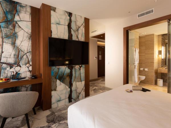 Novotel Tunis Lac : photo 10 de la chambre suite supérieure avec 1 lit double et coin salon