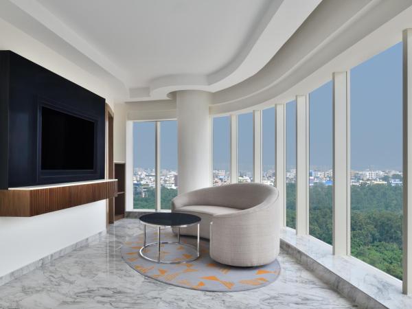 Le Meridien Hyderabad : photo 1 de la chambre executive suite -free club lounge access, one way airport drop and 15% discount on food and soft beverage and spa