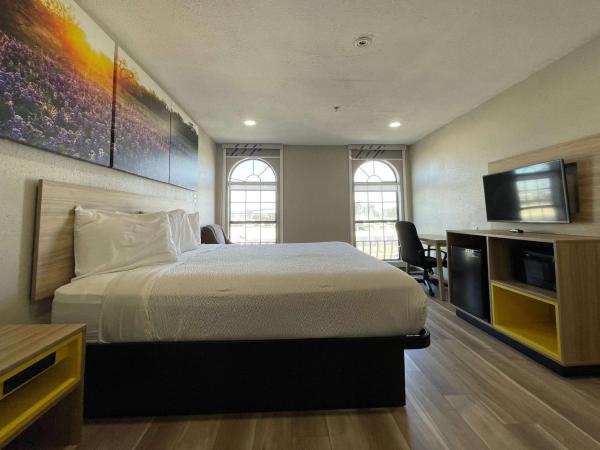 Days Inn by Wyndham Seaworld Lackland AFB : photo 1 de la chambre chambre lit king-size - non-fumeurs