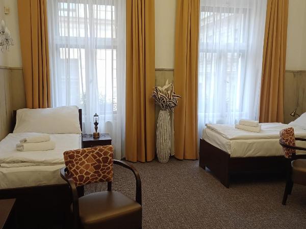 Old Prague House : photo 7 de la chambre chambre quadruple avec salle de bains privative séparée