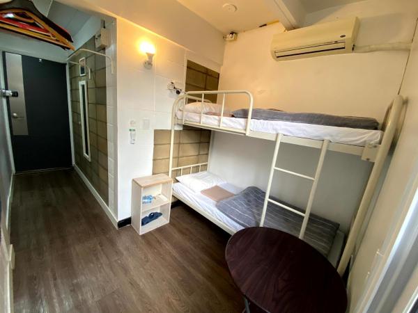 Itaewon Yellow Guesthouse : photo 7 de la chambre chambre lits jumeaux avec salle de bains privative