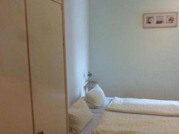Buch-Ein-Bett Hostel : photo 5 de la chambre  chambre double avec salle de bains privative