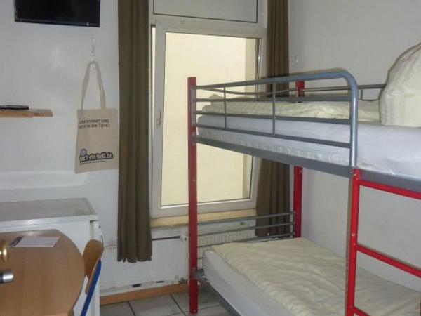 Buch-Ein-Bett Hostel : photo 4 de la chambre chambre lits jumeaux avec salle de bains privative sur même Étage