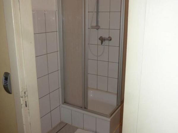 Buch-Ein-Bett Hostel : photo 2 de la chambre chambre lits jumeaux avec salle de bains privative sur même Étage