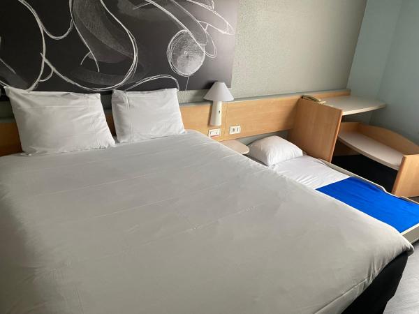 ibis Poitiers Centre : photo 6 de la chambre chambre standard avec 1 lit double et 1 lit simple