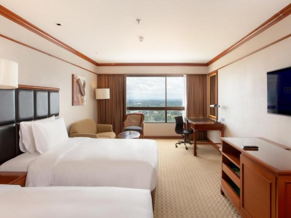 Centara Riverside Hotel Chiang Mai : photo 2 de la chambre hébergement avec 2 lits doubles deluxe premier