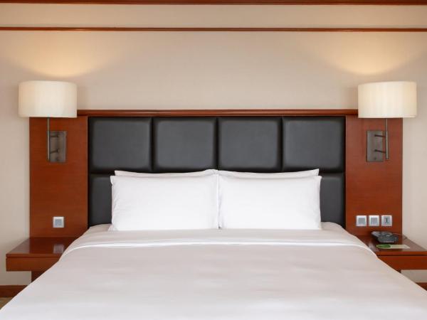 Centara Riverside Hotel Chiang Mai : photo 5 de la chambre suite de luxe lit king-size