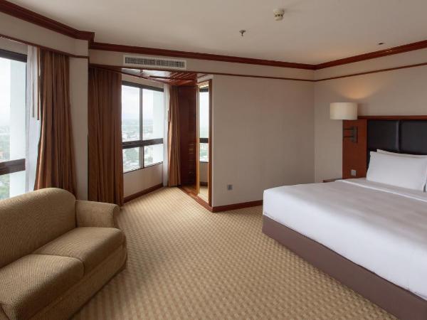 Centara Riverside Hotel Chiang Mai : photo 4 de la chambre suite de luxe lit king-size
