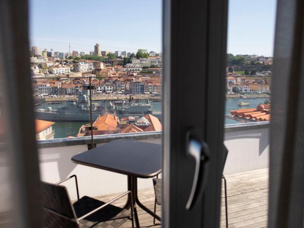 Hotel Carris Porto Ribeira : photo 8 de la chambre suite deluxe avec terrasse - vue sur fleuve
