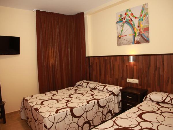 Hostal Doña Manuela : photo 1 de la chambre chambre familiale