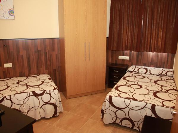 Hostal Doña Manuela : photo 2 de la chambre chambre deluxe avec 2 lits queen-size
