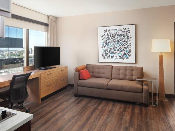 TownePlace Suites by Marriott New Orleans Downtown/Canal Street : photo 3 de la chambre suite 1 chambre lit king-size avec canapé-lit