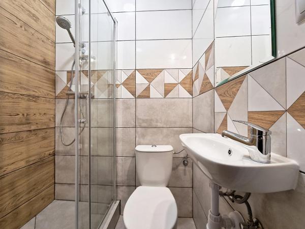 Hostel Helvetia - PRIVATE ROOMS in CITY CENTER and OLD TOWN : photo 2 de la chambre chambre familiale avec salle de bains privative