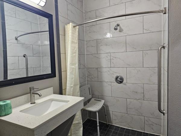 Motel 6 Houston, TX - Hwy 249 and Fallbrook : photo 5 de la chambre chambre avec 2 lits queen-size et douche accessible en fauteuil roulant - adaptée aux personnes à mobilité réduite