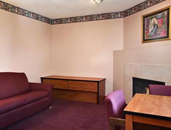 Super 8 by Wyndham Colorado Springs Airport : photo 2 de la chambre suite lit king-size - non-fumeurs