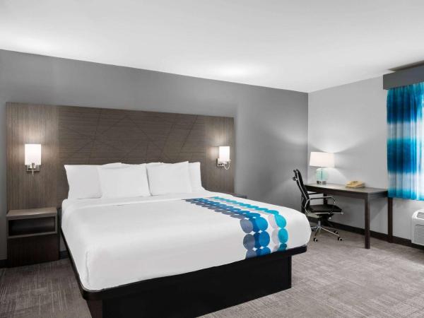 La Quinta Inn by Wyndham Indianapolis Airport Executive Dr : photo 1 de la chambre suite studio lit king-size - non-fumeurs
