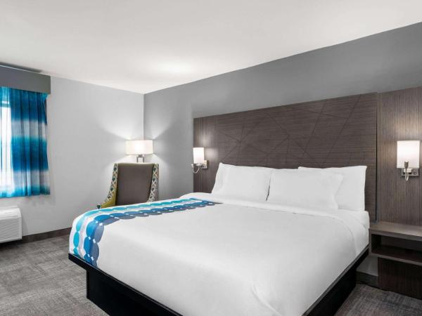 La Quinta Inn by Wyndham Indianapolis Airport Executive Dr : photo 1 de la chambre chambre lit king-size deluxe