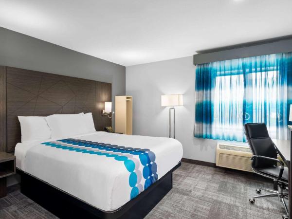 La Quinta Inn by Wyndham Indianapolis Airport Executive Dr : photo 1 de la chambre chambre lit queen-size de luxe - accessible aux personnes à mobilité réduite/non-fumeurs