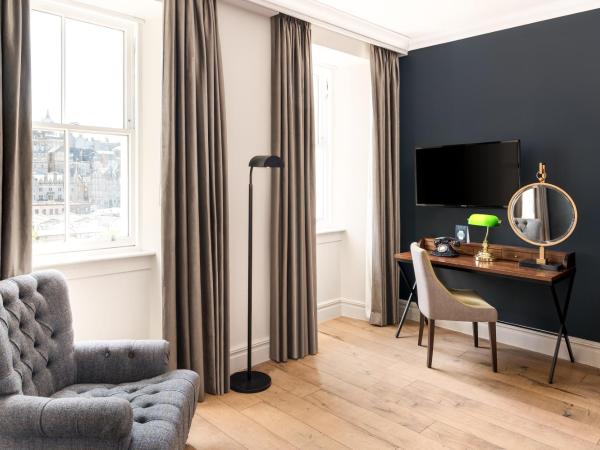 Hotel Indigo - Edinburgh - Princes Street, an IHG Hotel : photo 5 de la chambre suite queen avec vue sur la ville