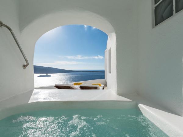 Fanari Villas : photo 1 de la chambre suite lune de miel cliff nest avec baignoire spa privée et vue sur la caldeira *accès par de nombreuses marches
