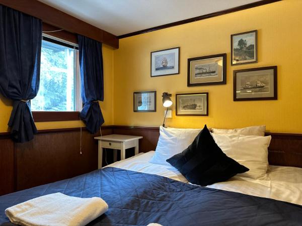 Den Röda Båten : photo 2 de la chambre cabine sur bateau avec salle de bains privative